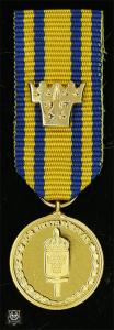 Miniatyrmedalj "Försvarsmaktens tjänstgöringsmedalj för rikets försvar i guld med tre kronor"