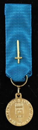 Försvarsmaktens belöningsmedalj för internationella insatser i guld belagd med svärd