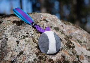 Joy of dog sport bungeechewie ball wool + squeaker lilac-turquoise *Förköp - få 10% rabatt