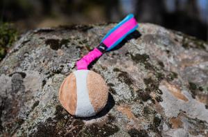 Joy of dog sport bungeechewie ball wool + squeaker pink-turquoise *Förköp - få 10% rabatt
