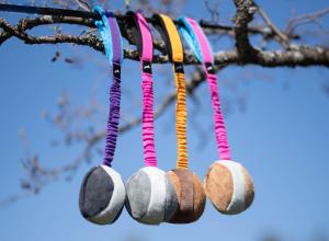 Joy of dog sport bungeechewie ball wool + squeaker lilac-turquoise *Förköp - få 10% rabatt