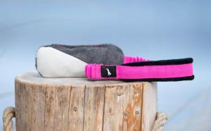 Joy of dog sport bungeecutie tug toy wool + squeaker pink-black *Förköp - få 10% rabatt