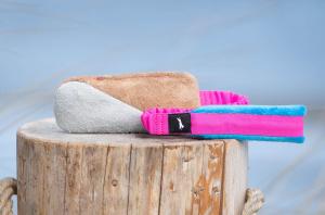 Joy of dog sport bungeecutie tug toy wool + squeaker pink-turquoise *Förköp - få 10% rabatt