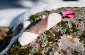 Joy of dog sport mighty tug toy leather pink *Förköp - få 10% rabatt
