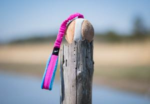 Joy of dog sport bungeechewie ball wool + squeaker pink-black *Förköp - få 10% rabatt