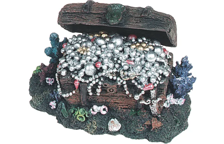 akvariedekoration i form av en kista som kopplas till luftpumpen