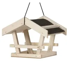 Ett fågelbord som går att hänga upp och har ett tak som skyddar för fågelmaten man lägger i det upphängda huset. Den är gjort av trä.
