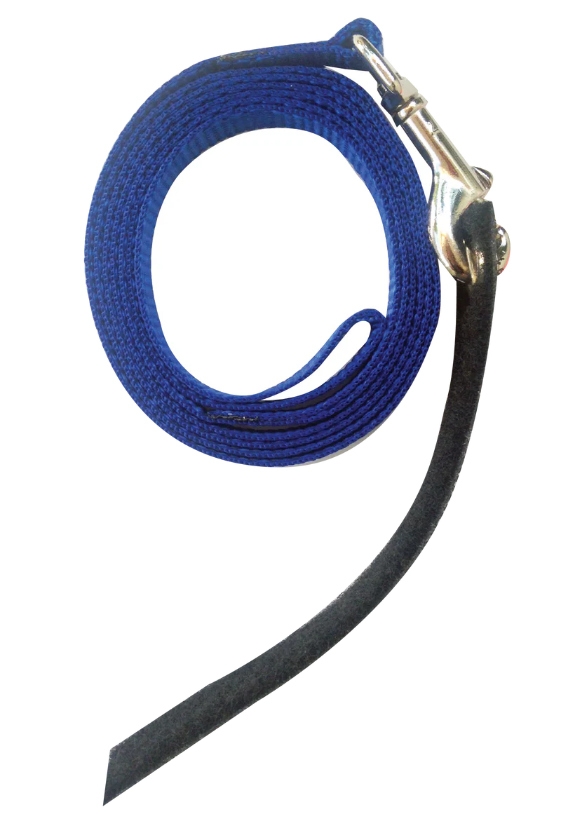 En lina som är blå till Flightsuit som passar till de större storlekarna. Den har ett fäste som fästes i selen och detta kopplet är väldigt säkert för att fågeln inte ska kunna flyga iväg. Man kan trä öglan över sin arm eller axel.