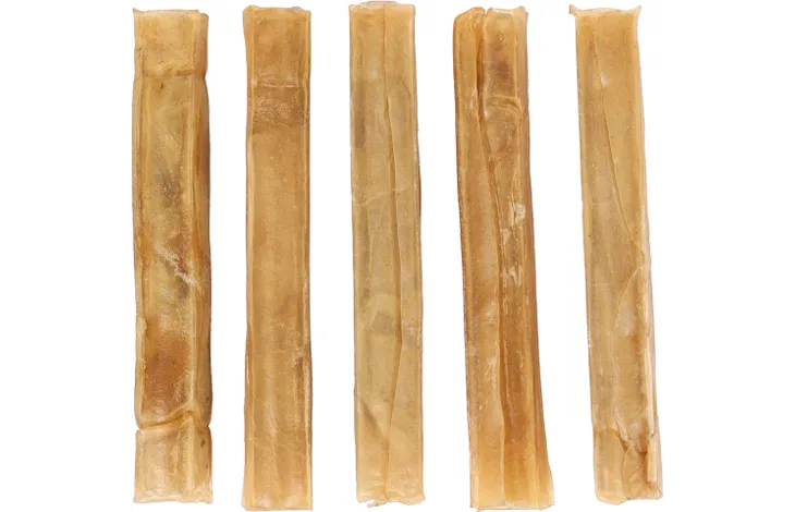 Tuggrulle av råhud är ett bra hundtugg till hund för att hålla tänderna rena och aktivering på köpet