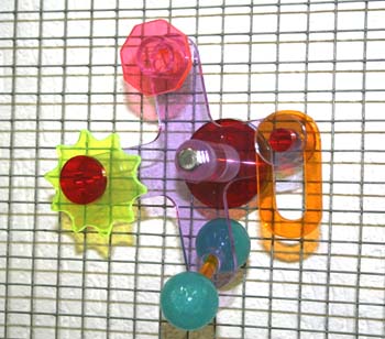 Stor akrylleksak som snurrar