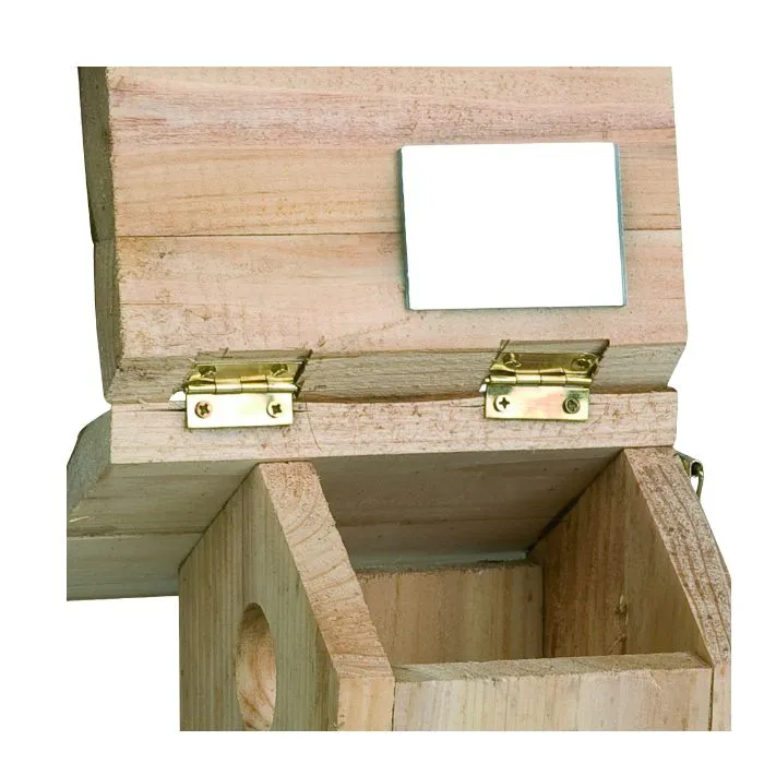 Holk av trä med öppningsbart tak till de vilda fåglarna